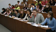 Янукович требует отменить платные услуги для студентов