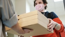 Запрет мигрантам на работу в такси и курьерских службах продлят до конца 2026 года в Петербурге